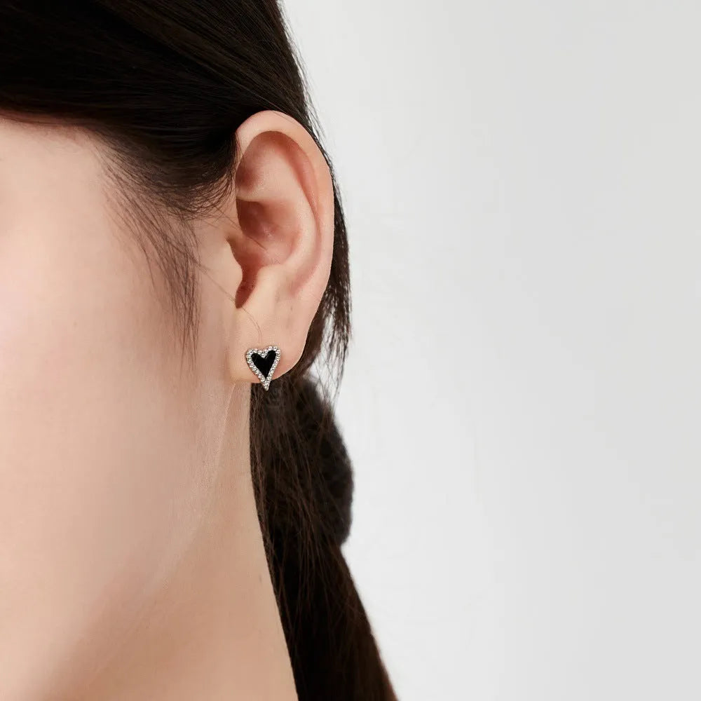 925 silver black agate heart-shaped stud earrings cold wind style on white background