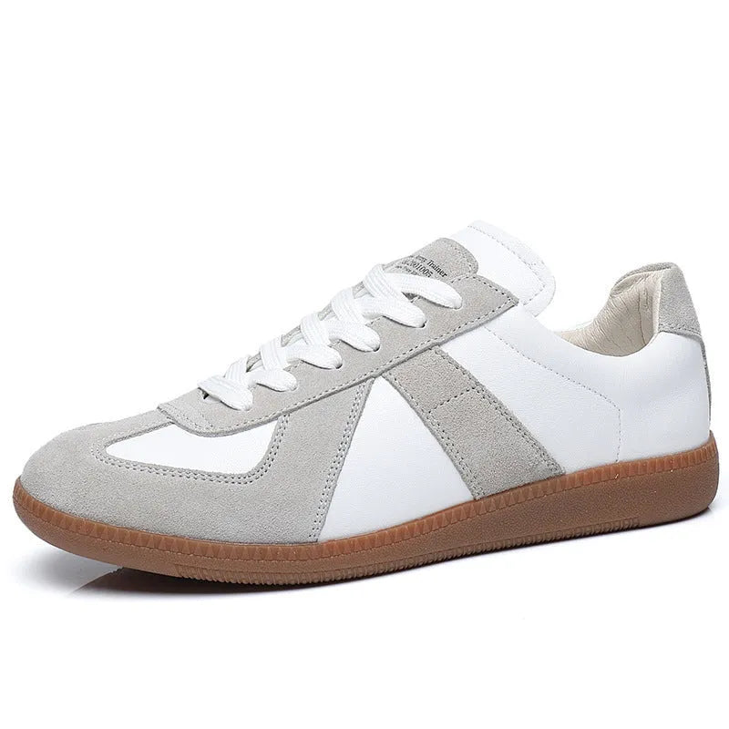 White retro unisex sneakers with round toe and lace-up front
