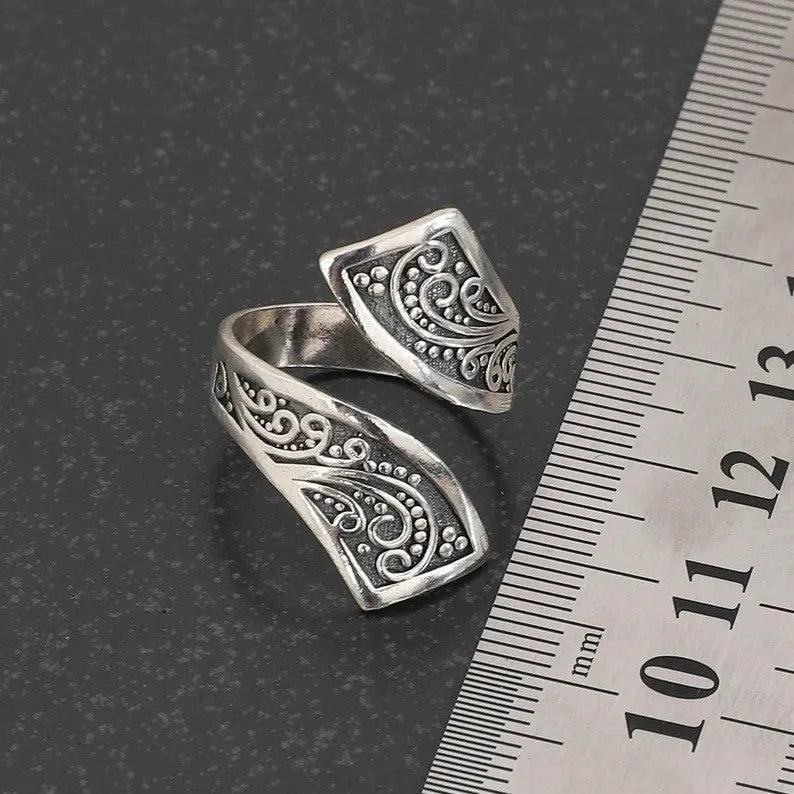 Silver adjustable opening women's ring with retro minimalist design on alloy base