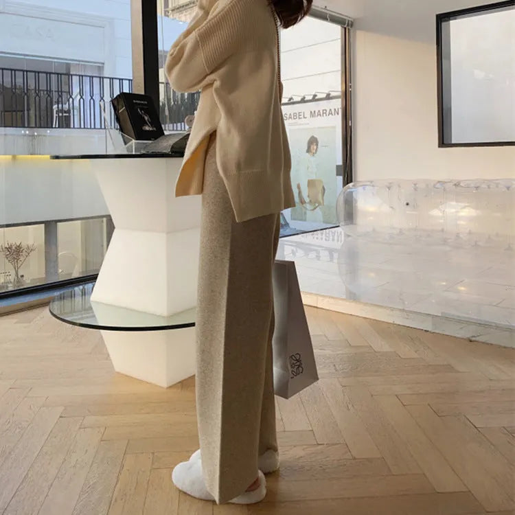 Women's high waist knitted wide-leg trousers in black colour with elastic waistband and straight-leg cut