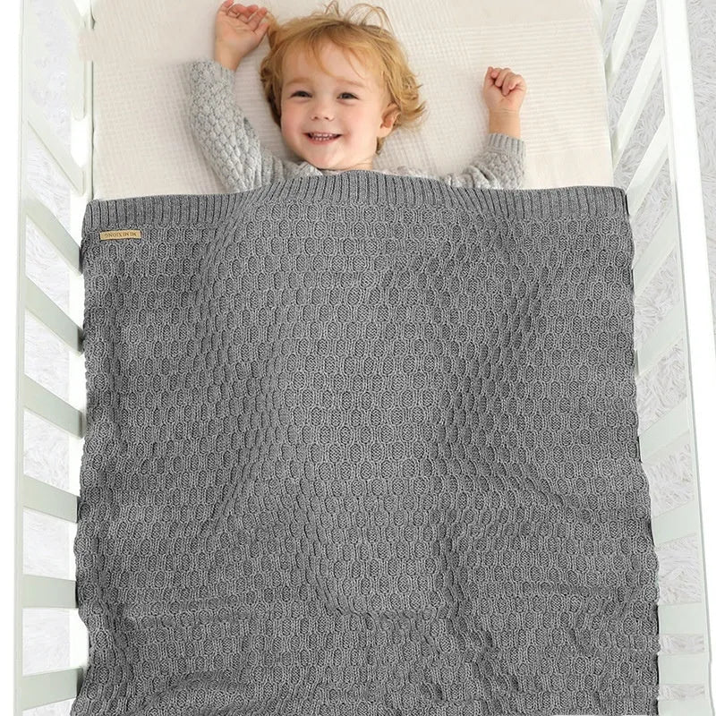 Solid colour baby blanket with three-dimensional lines pattern in 70×90cm size